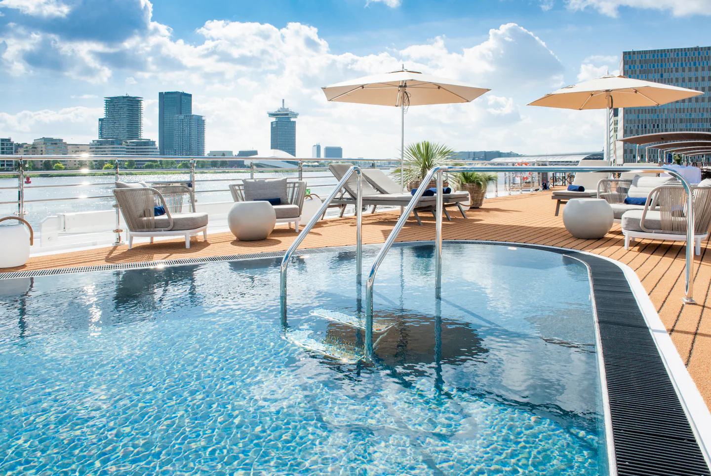 Piscina en el Sun Deck del AMADEUS Nova