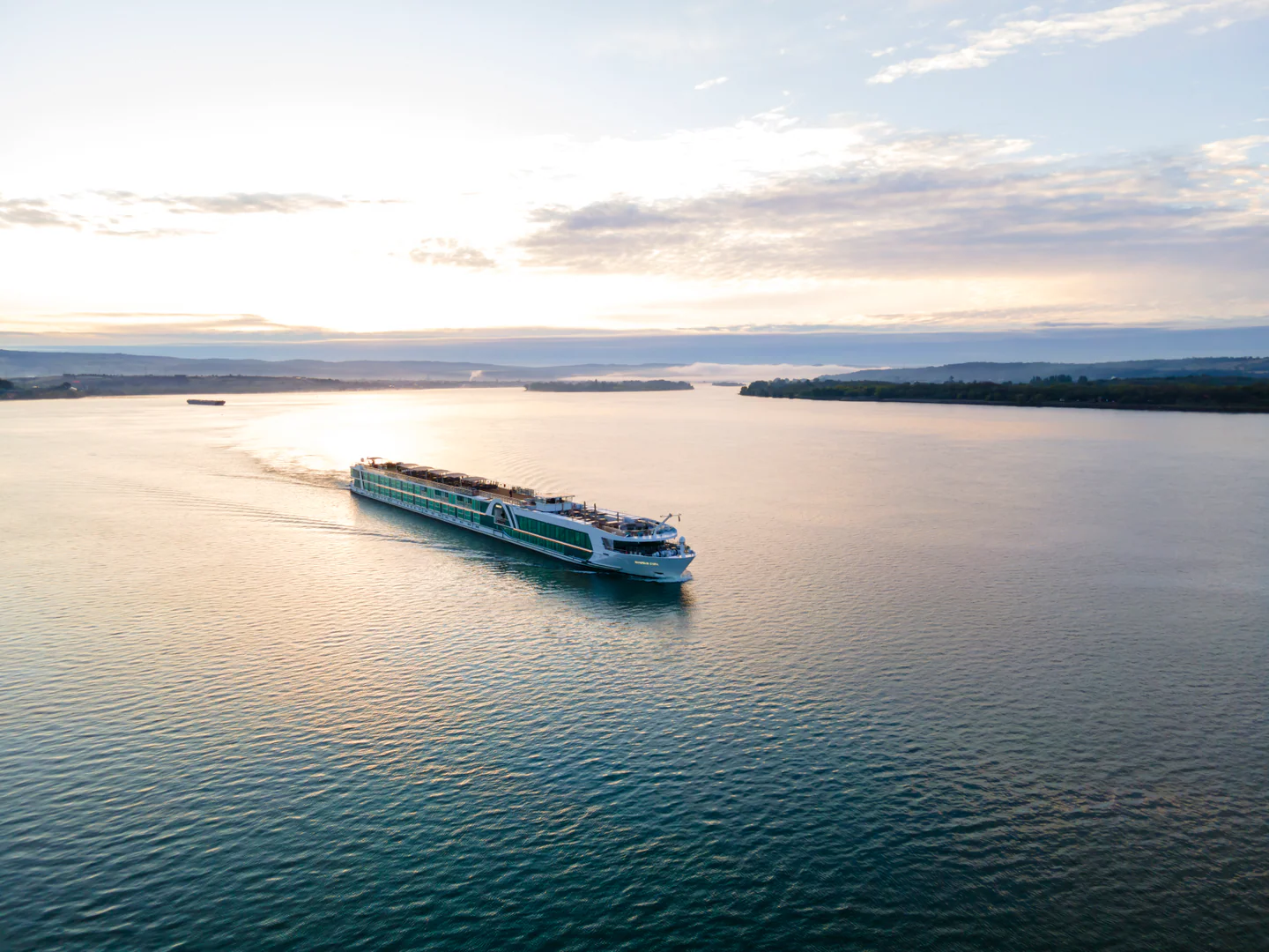 Vista aérea de un barco AMADEUS en el río