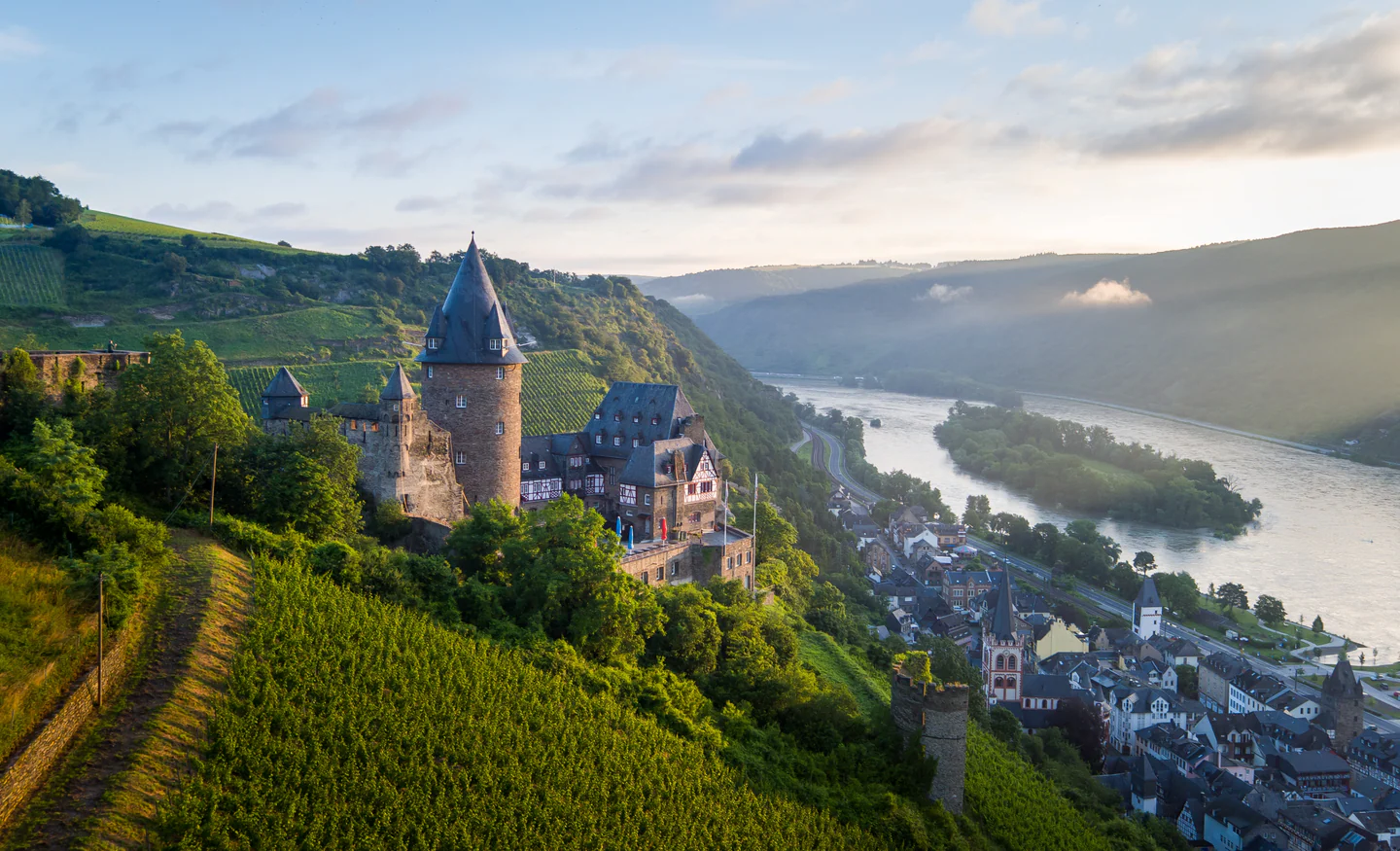 Castillo de Stahleck sobre el valle del Rin